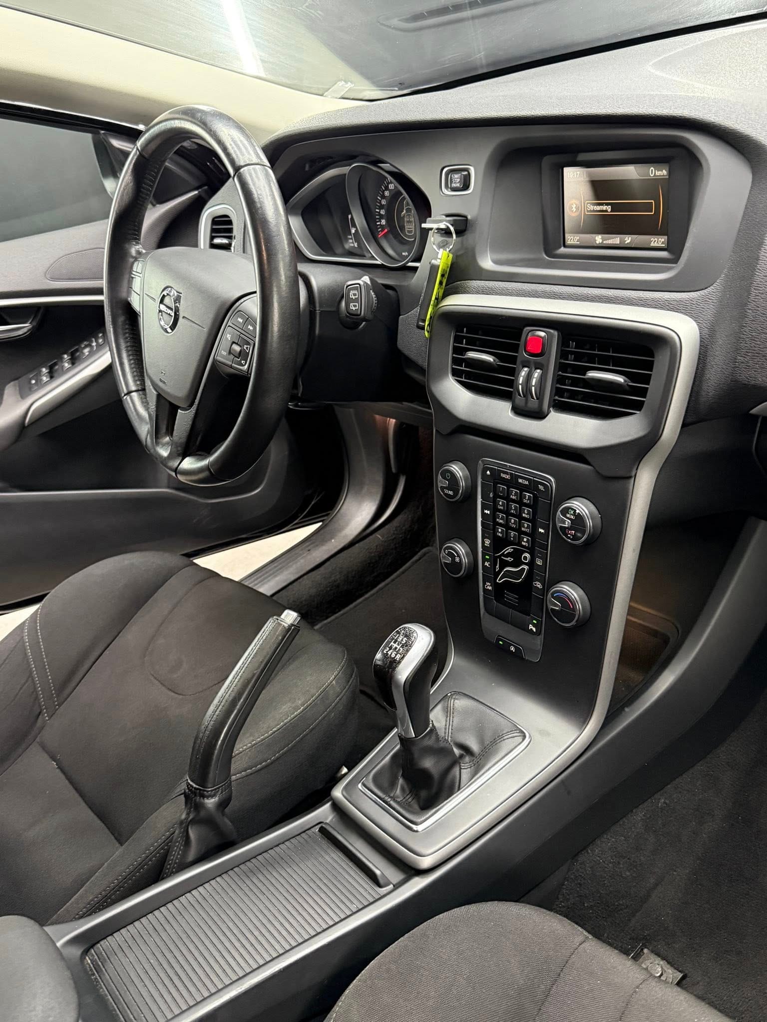 
VOLVOV40 D2 R-design Momentum2019 full									