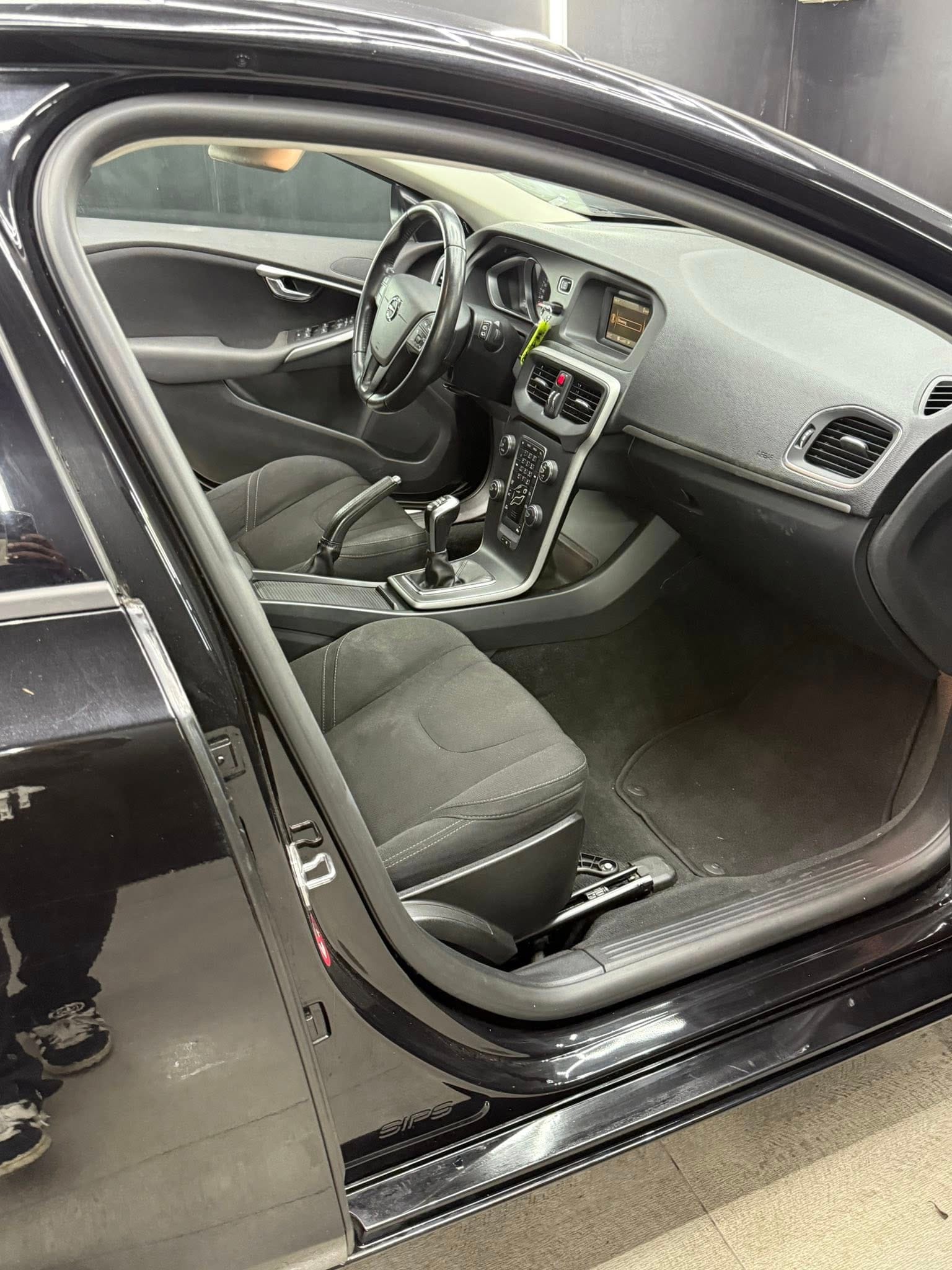 
VOLVOV40 D2 R-design Momentum2019 full									