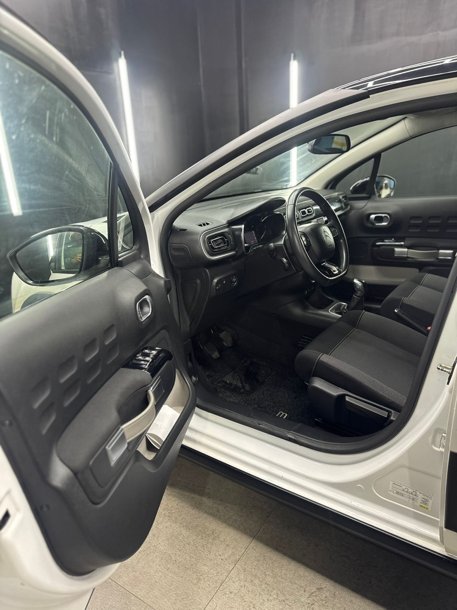 
CITROENC3 PureTech 82 S&S Shine2018 full									