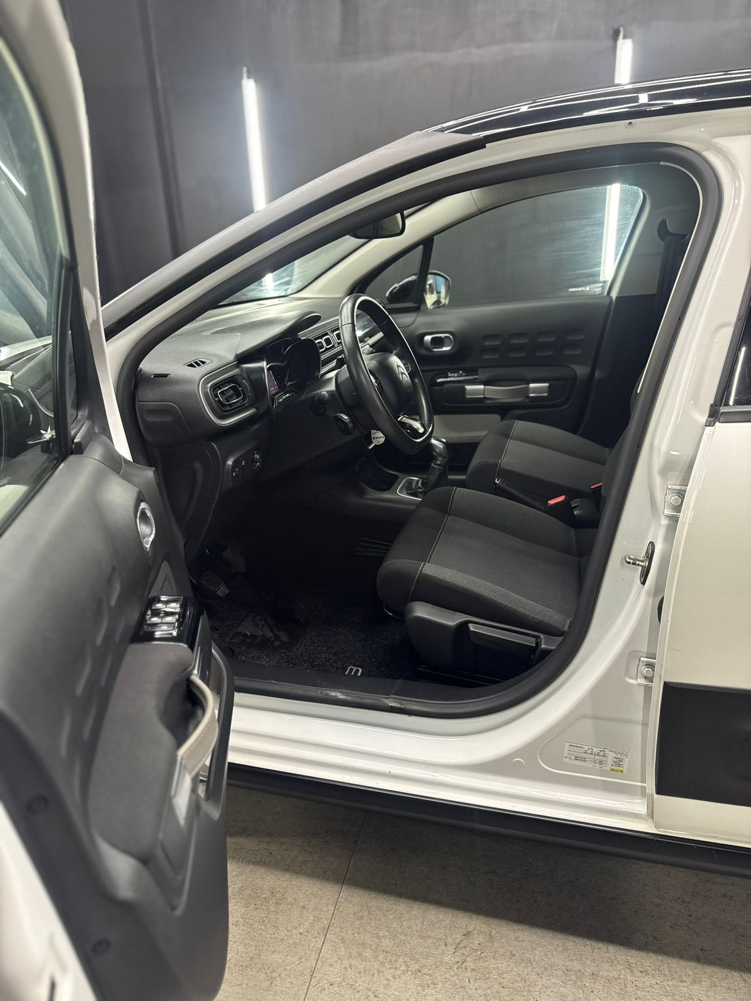 
CITROENC3 PureTech 82 S&S Shine2018 full									