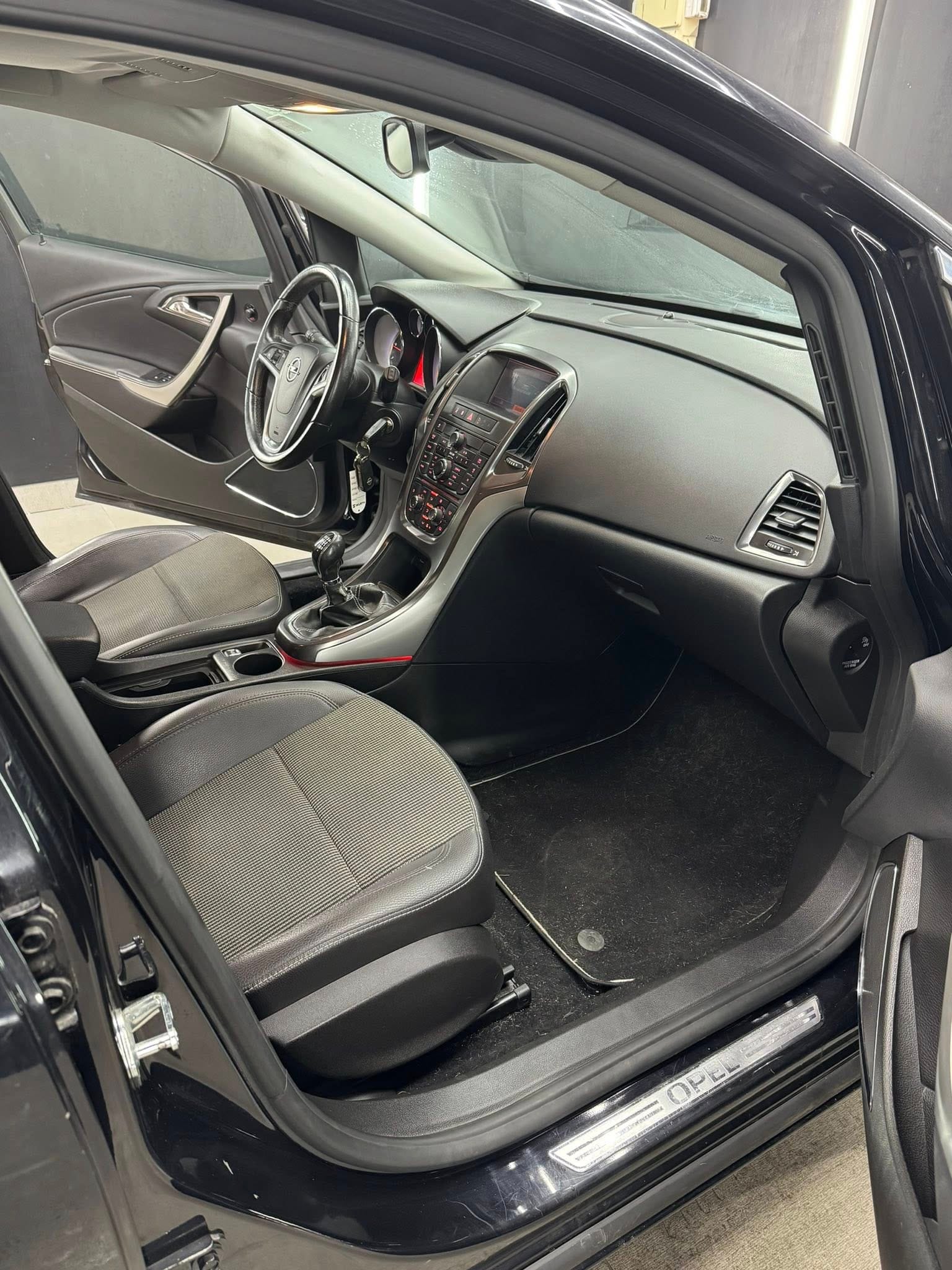 
OPELAstra 1.7 CDTI 110CV 5p. Cosmo2011 full									