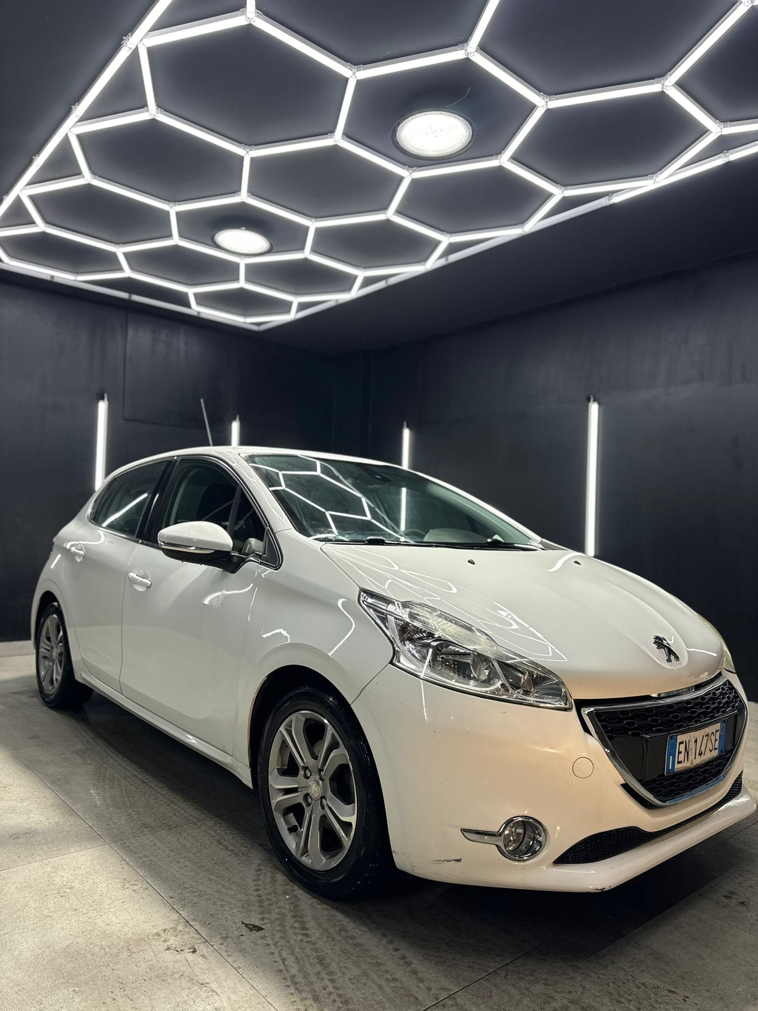
PEUGEOT208 1o serie 1.2 VTi 82 CV 5P Allure2012 full									