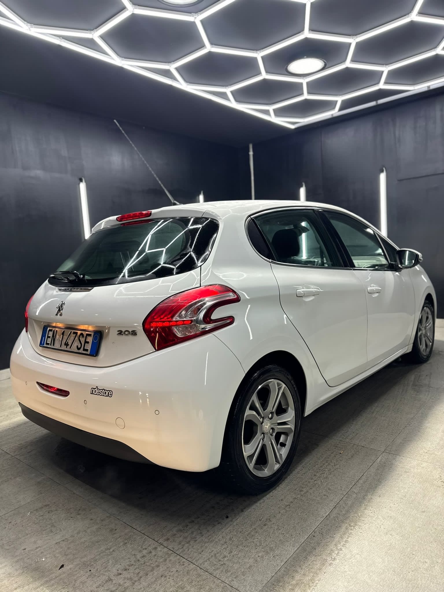 
PEUGEOT208 1o serie 1.2 VTi 82 CV 5P Allure2012 full									