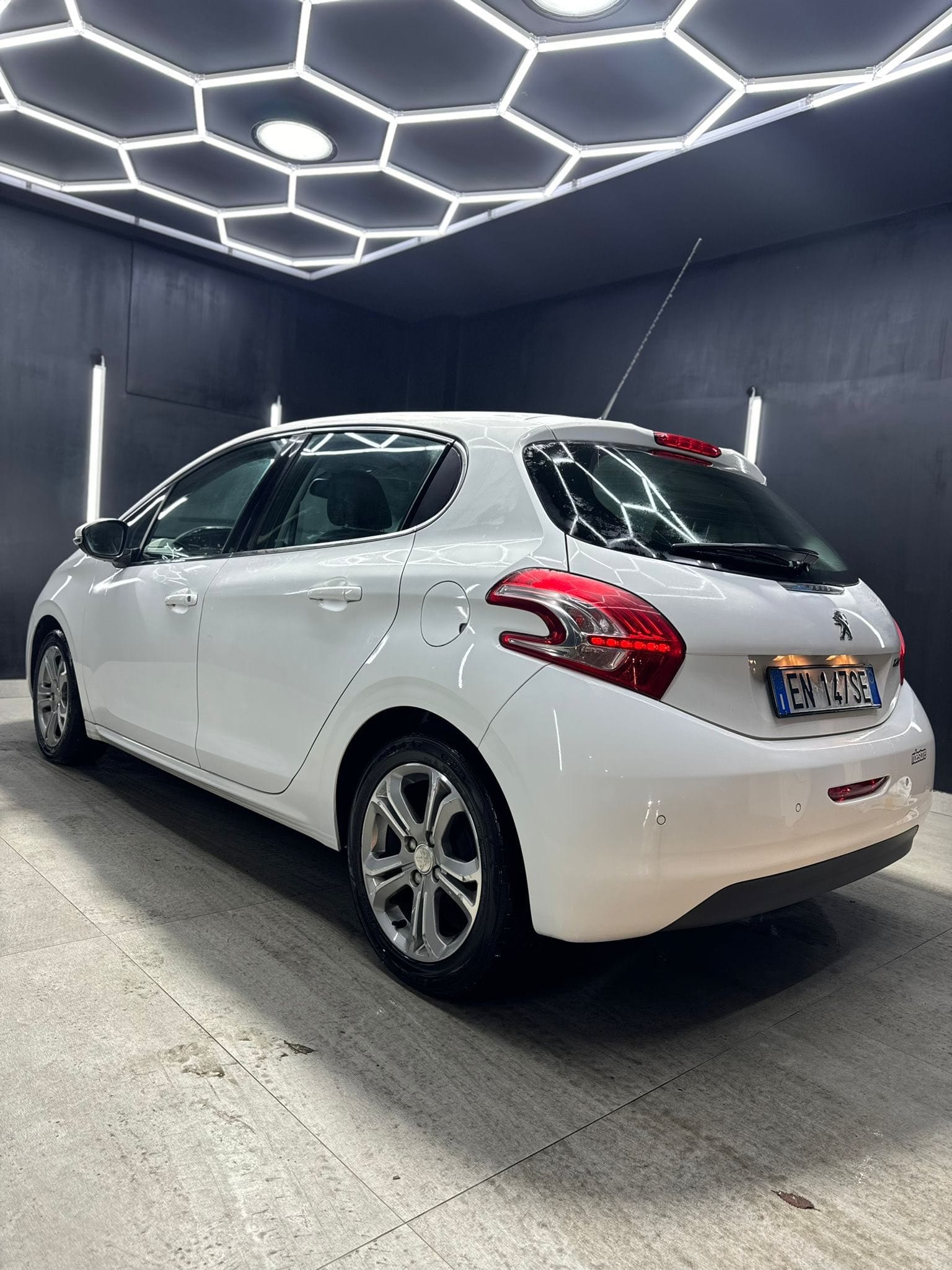 
PEUGEOT208 1o serie 1.2 VTi 82 CV 5P Allure2012 full									