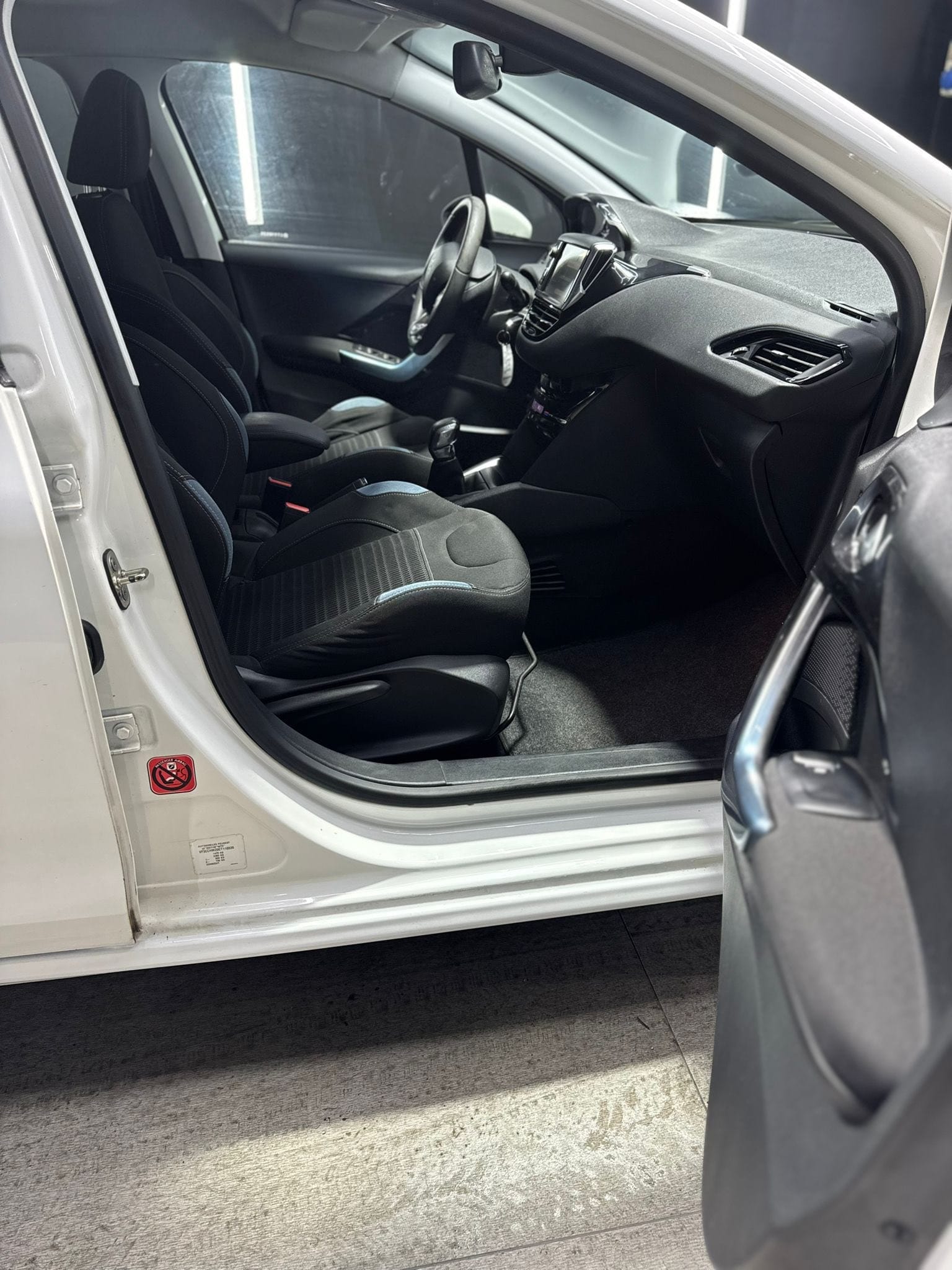 
PEUGEOT208 1o serie 1.2 VTi 82 CV 5P Allure2012 full									