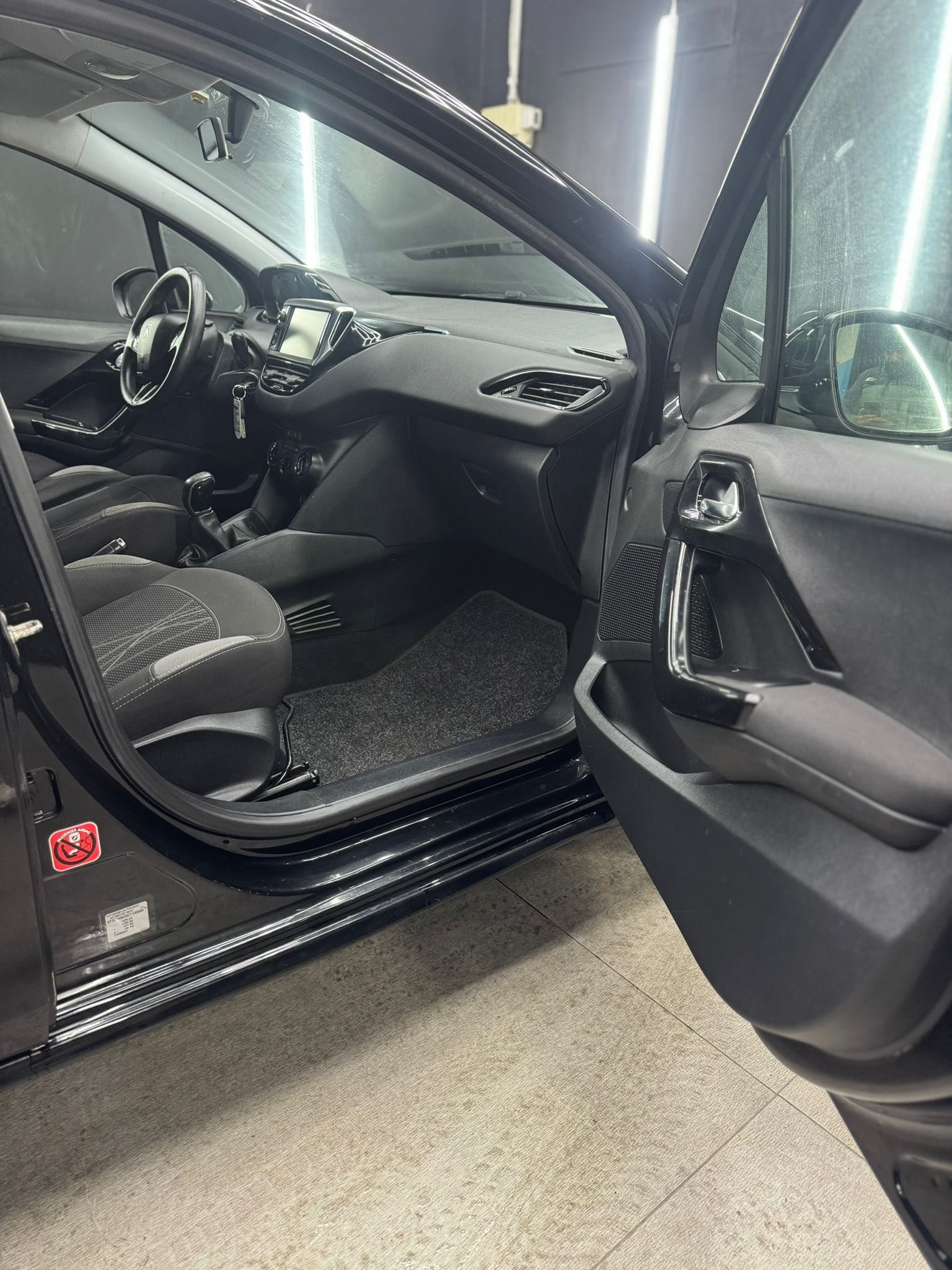 
PEUGEOT208 1.2 VTi 5p. Access2012 full									