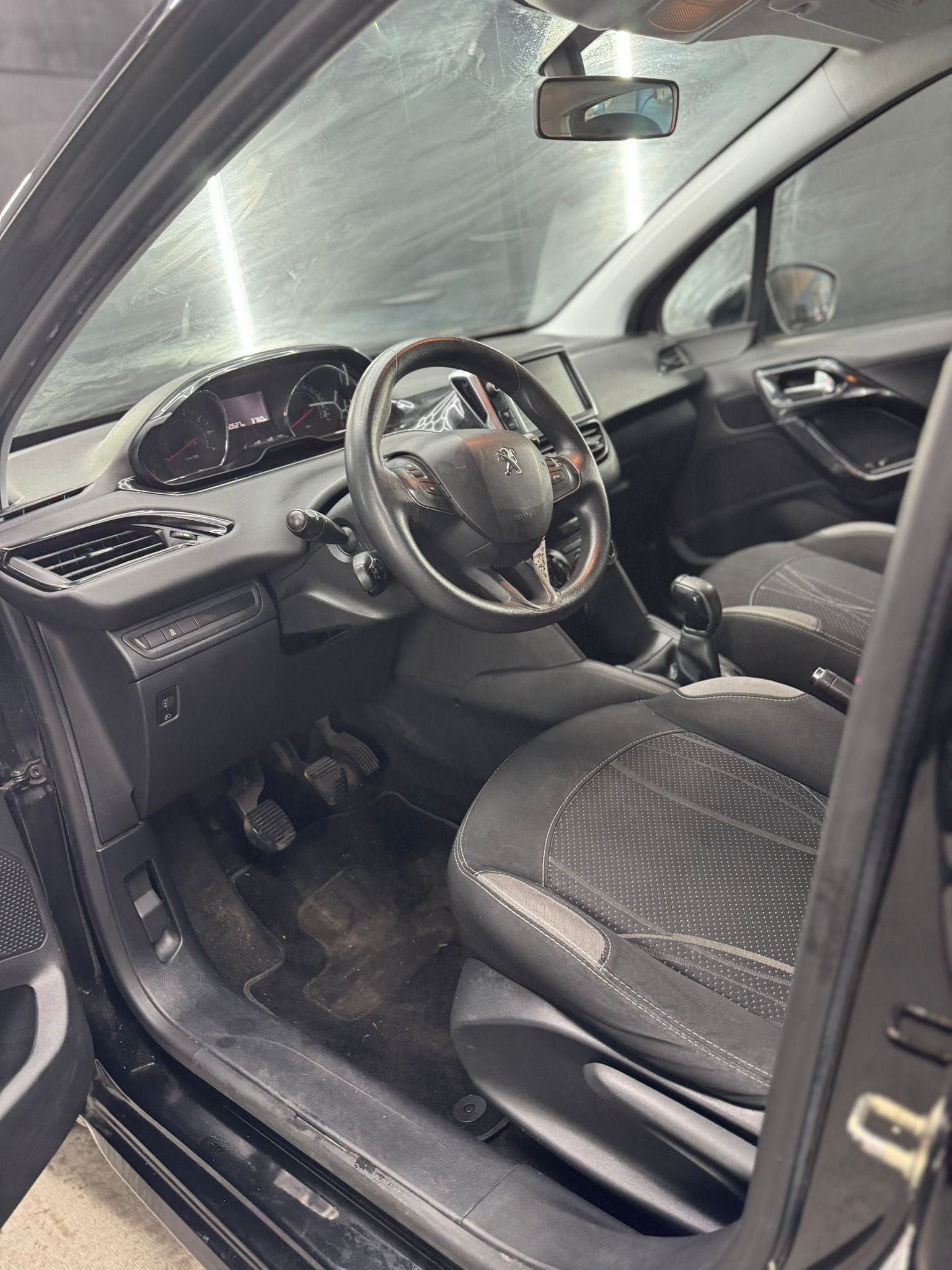 
PEUGEOT208 PureTech 82 5p. Allure2013 full									