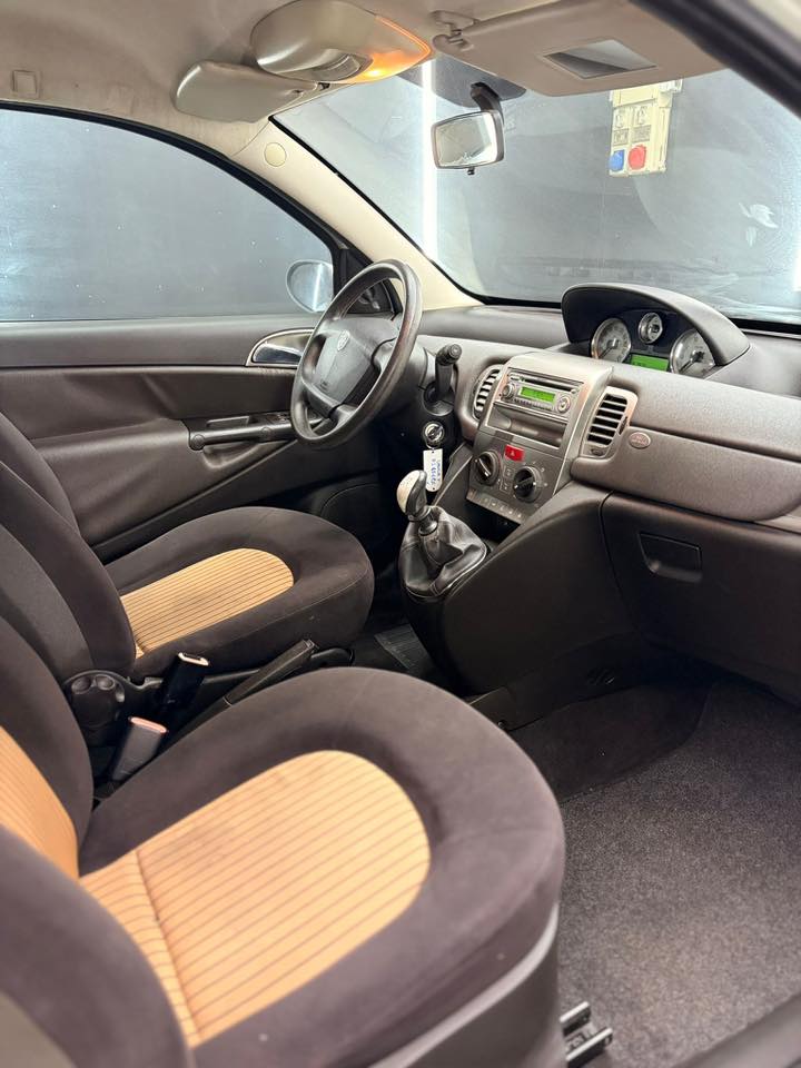 
LANCIAYpsilon 1.2 Argento2009 full									