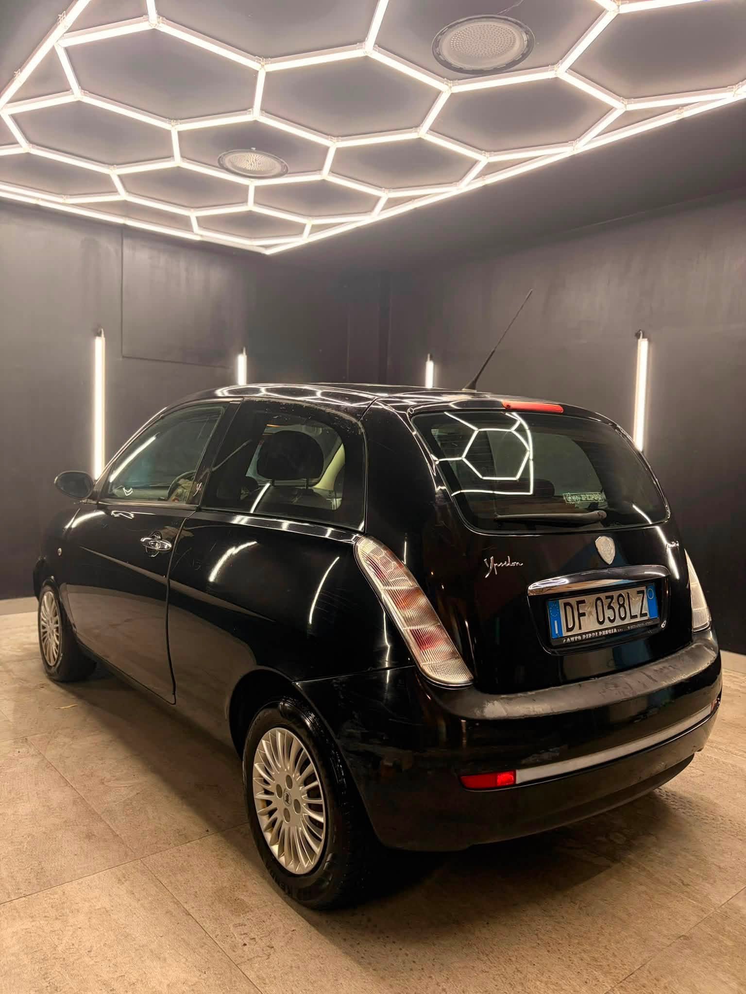 
LANCIAYpsilon 1.3 MJT 75 CV ModaMilano full									