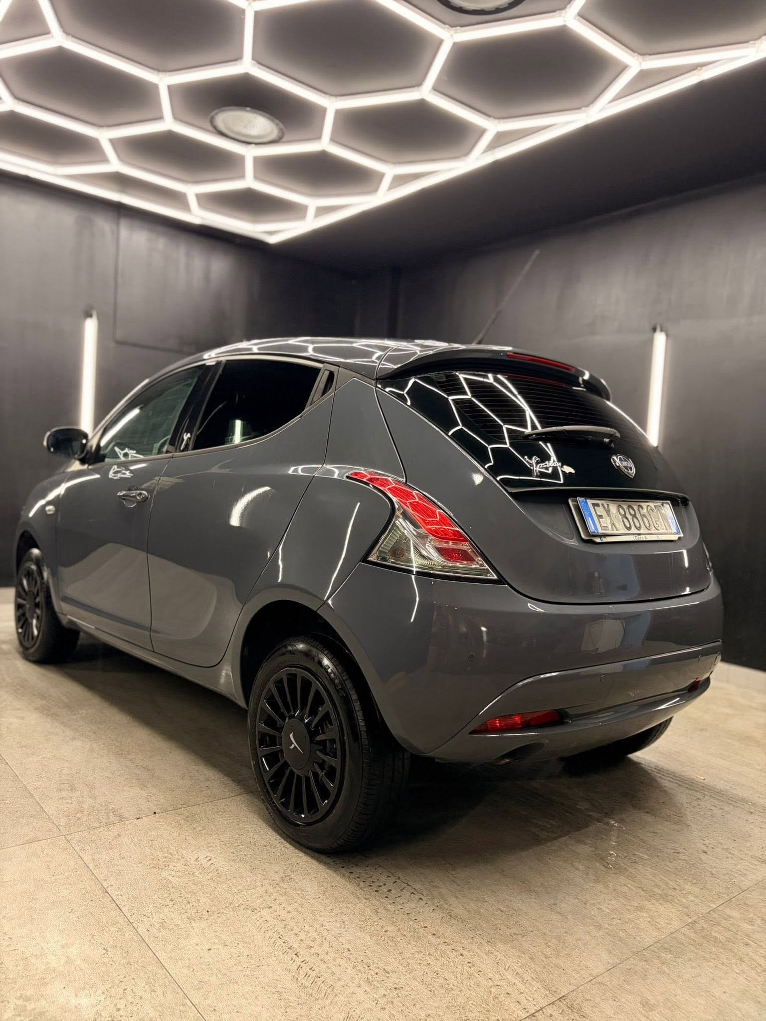 
LANCIAYpsilon 0.9 TwinAir 85 CV 5P Metano Ecochic Gold2014 full									