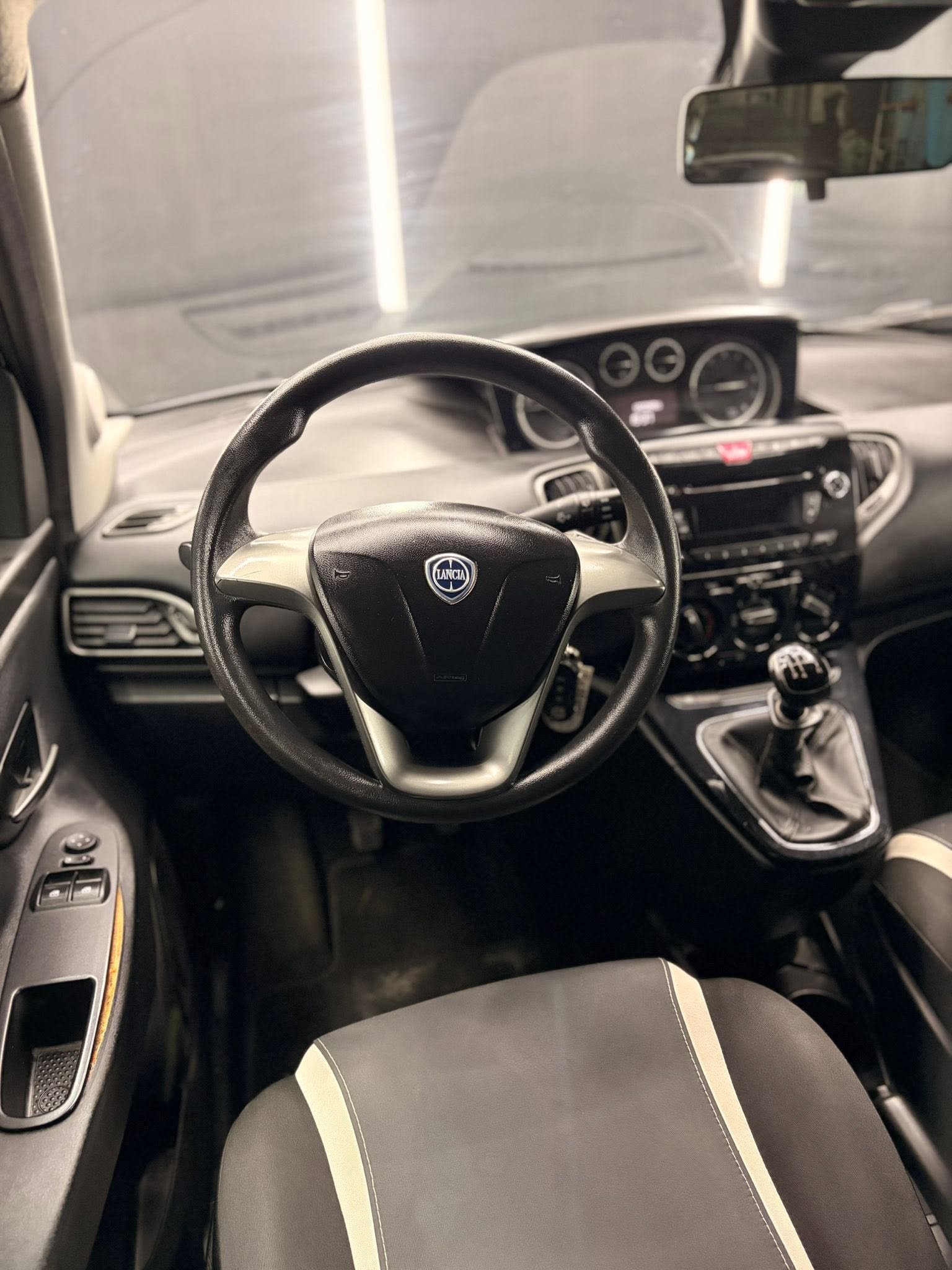 
LANCIAYpsilon 0.9 TwinAir 85 CV 5P Metano Ecochic Gold2014 full									