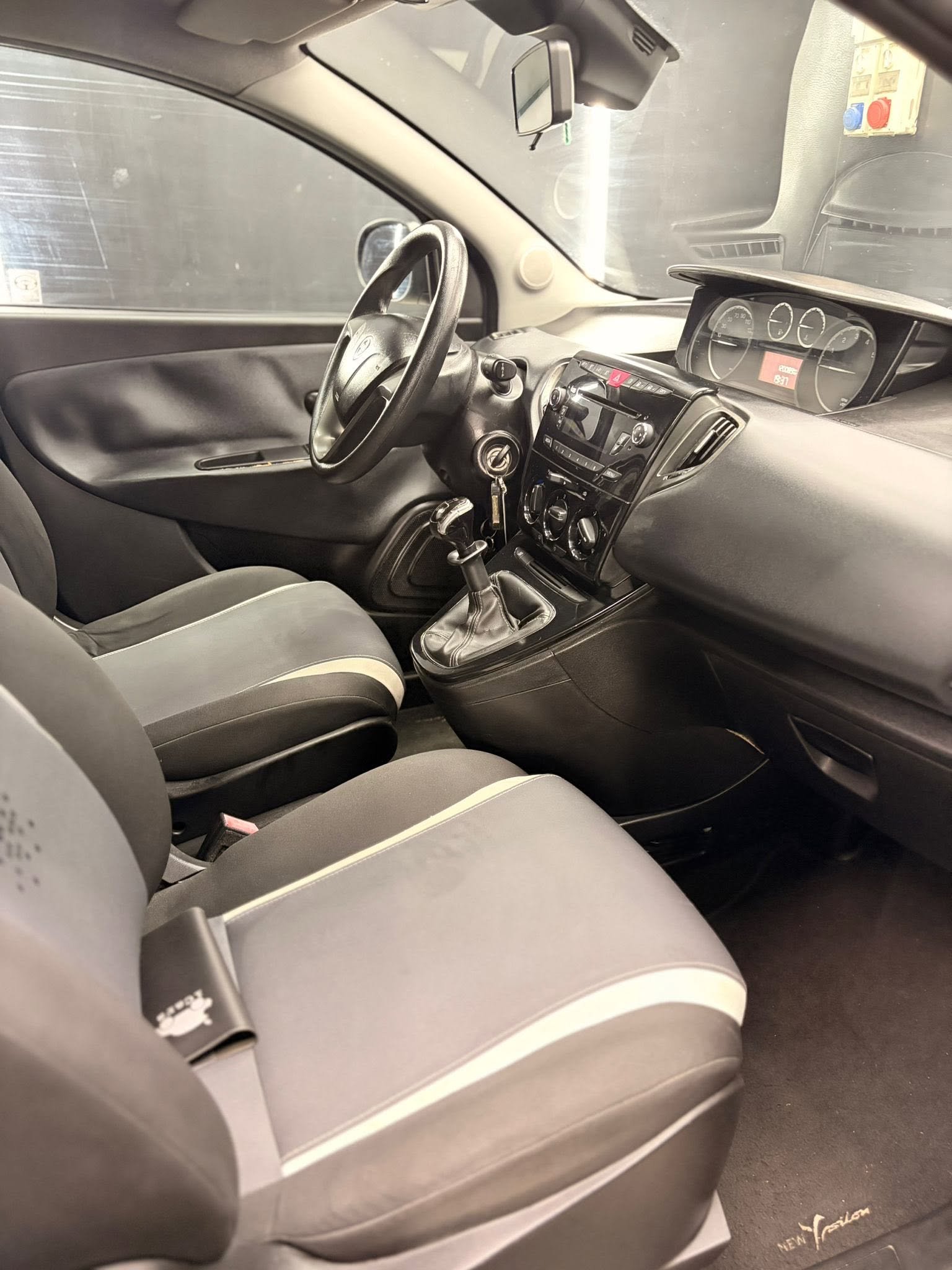 
LANCIAYpsilon 0.9 TwinAir 85 CV 5P Metano Ecochic Gold2014 full									