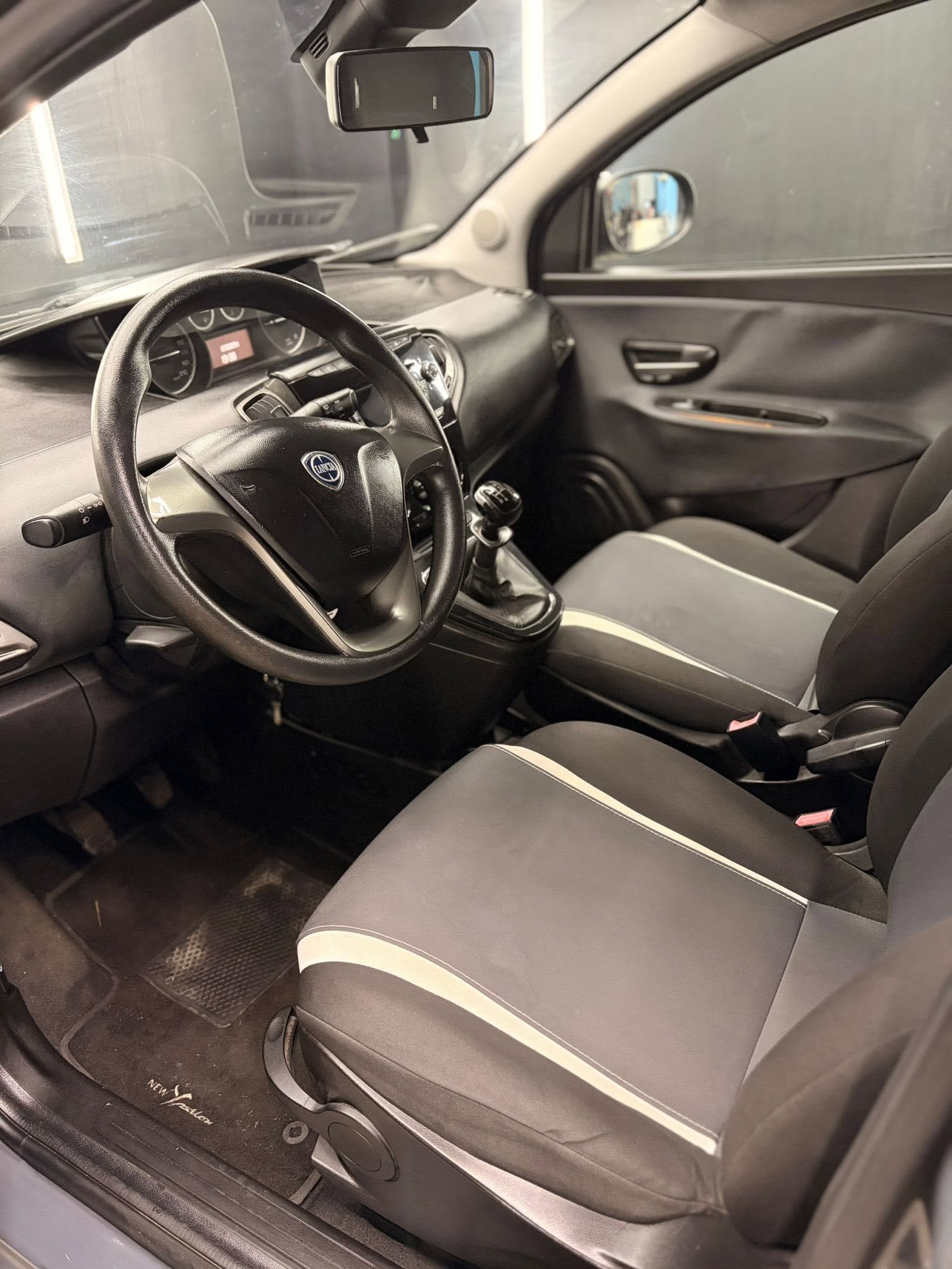 
LANCIAYpsilon 0.9 TwinAir 85 CV 5P Metano Ecochic Gold2014 full									