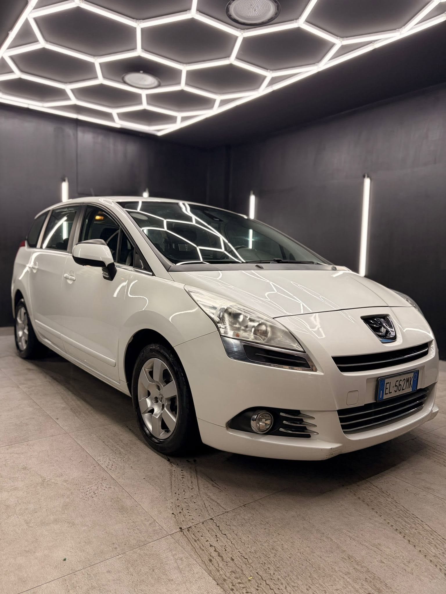 
PEUGEOT5008 1.6 HDi 112CV Tecno2012 full									