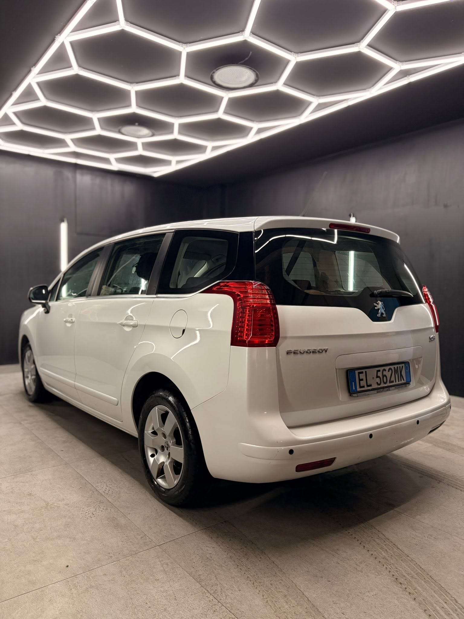 
PEUGEOT5008 1.6 HDi 112CV Tecno2012 full									