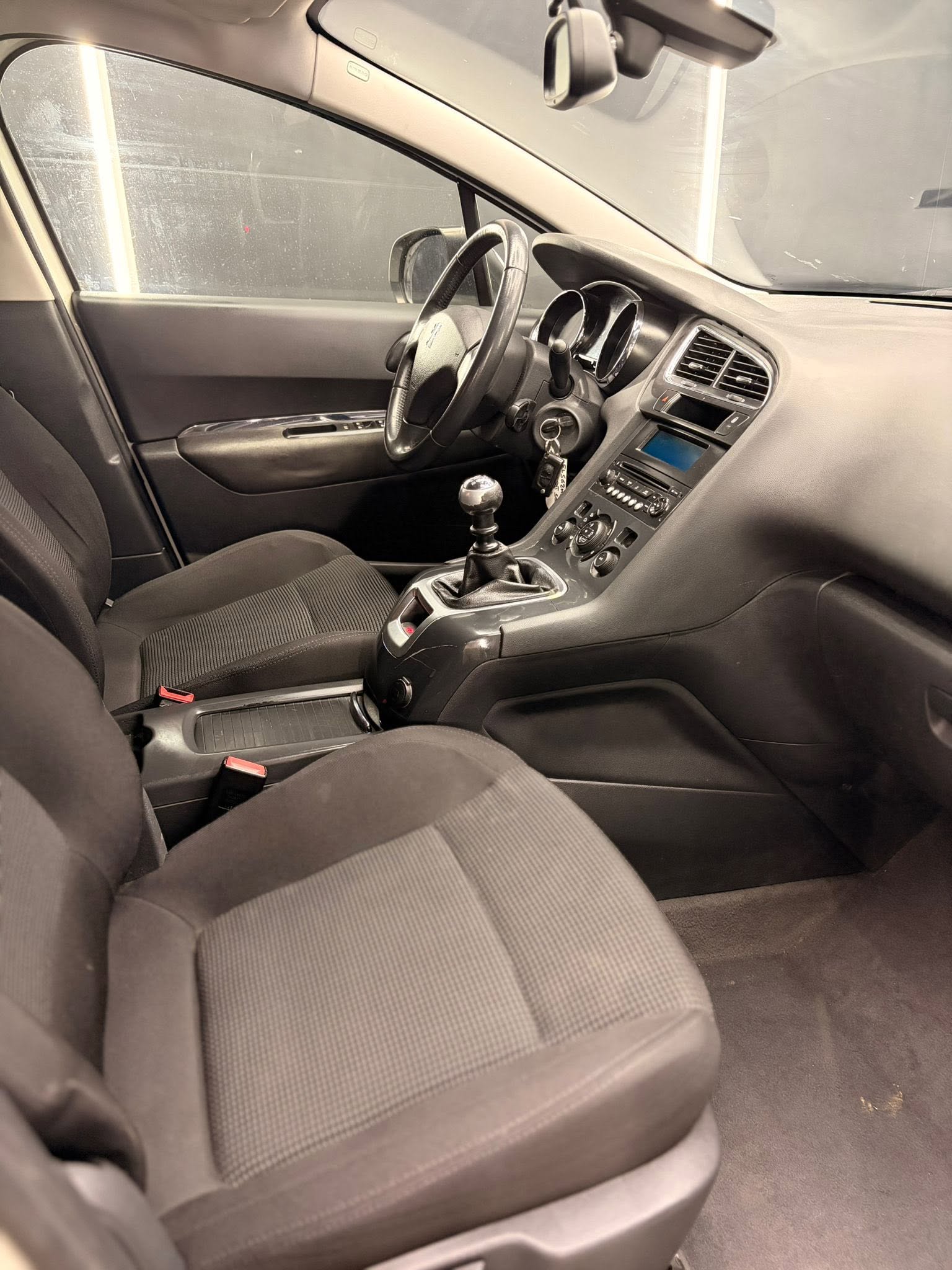
PEUGEOT5008 1.6 HDi 112CV Tecno2012 full									