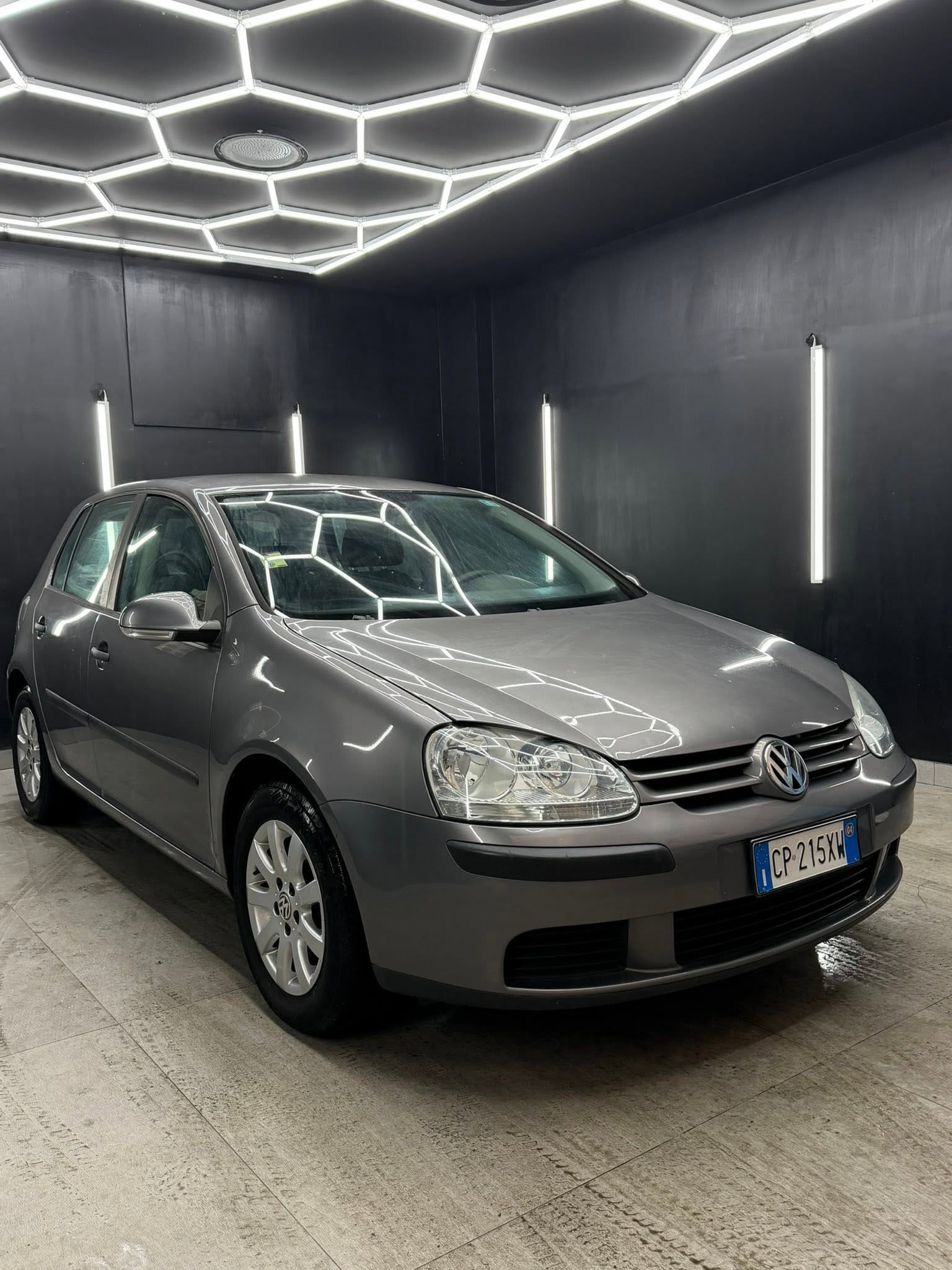 
VOLKSWAGENGolf 1.6 16V FSI 5p Sportline full									