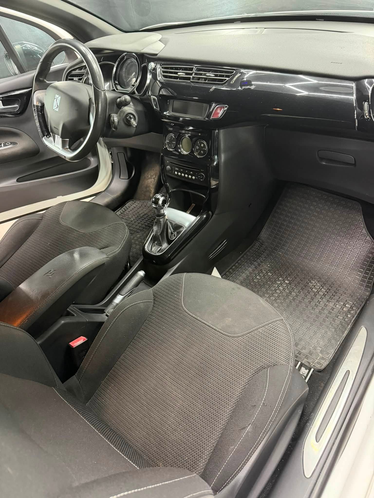 
								CITROËNDS 3 1.2 VTi 82 Just Black (60 kW)2013 full									