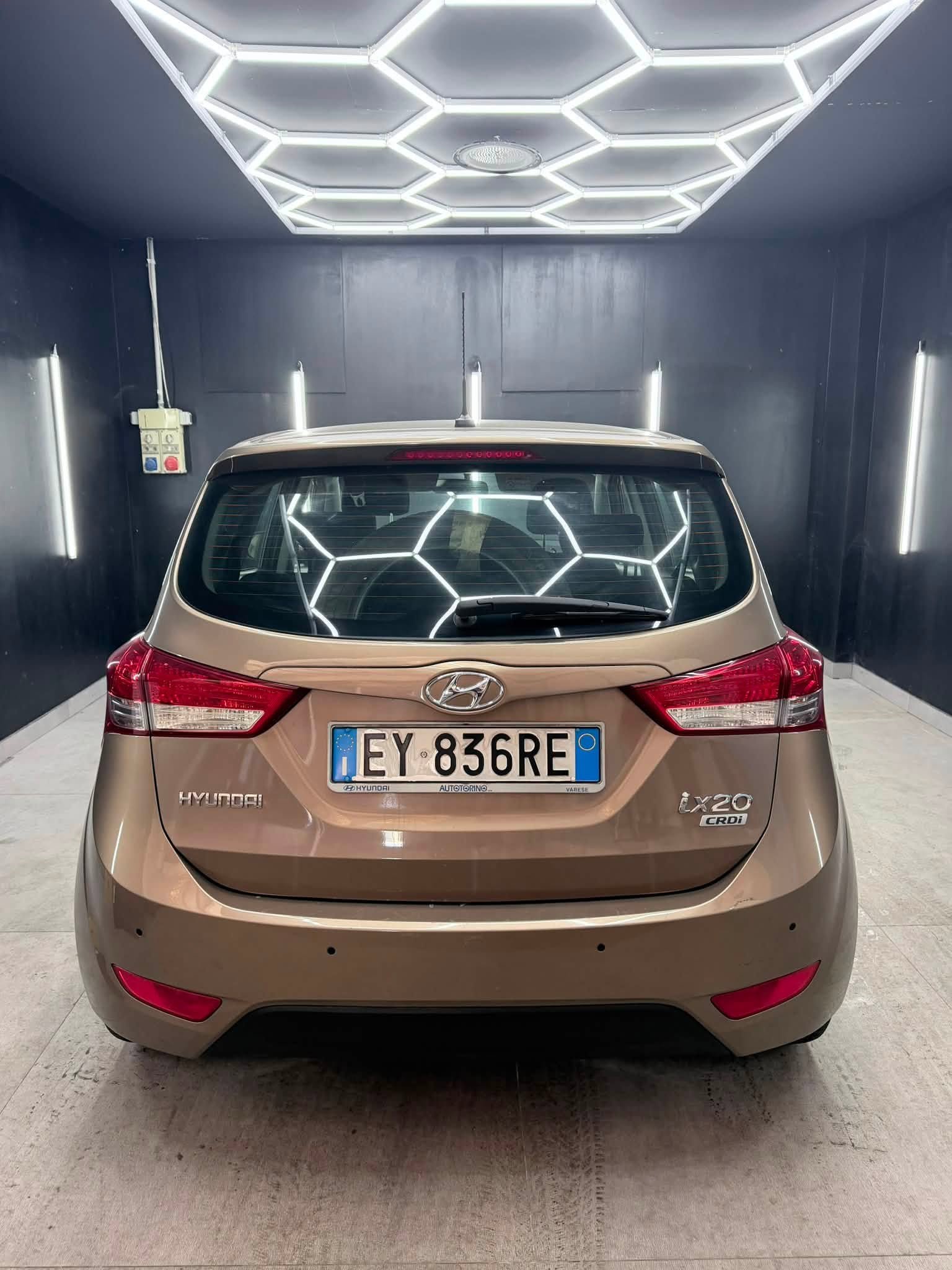 
								HYUNDAIix20 1.6 CRDi Comfort2015 full									