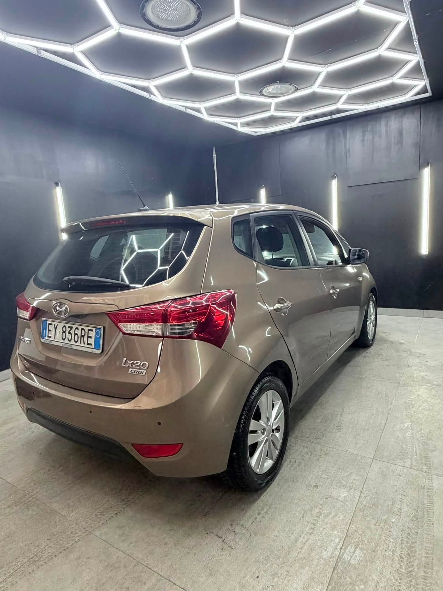
								HYUNDAIix20 1.6 CRDi Comfort2015 full									
