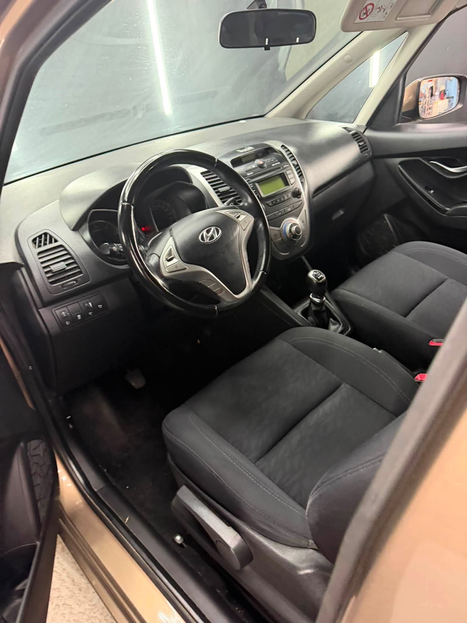 
								HYUNDAIix20 1.6 CRDi Comfort2015 full									