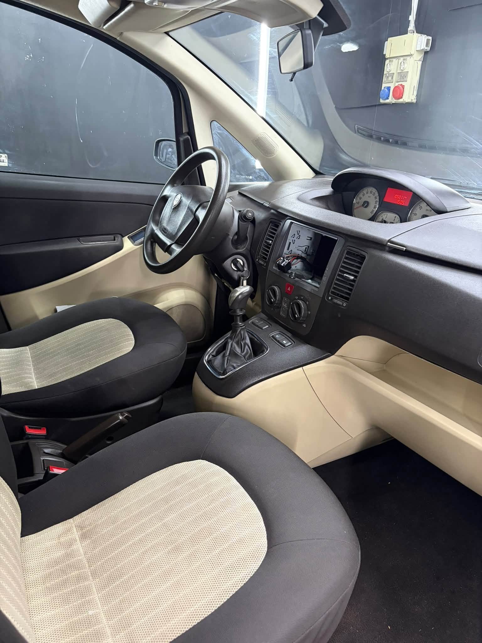 
								LANCIAMusa 1.4 16V Platino Plus full									