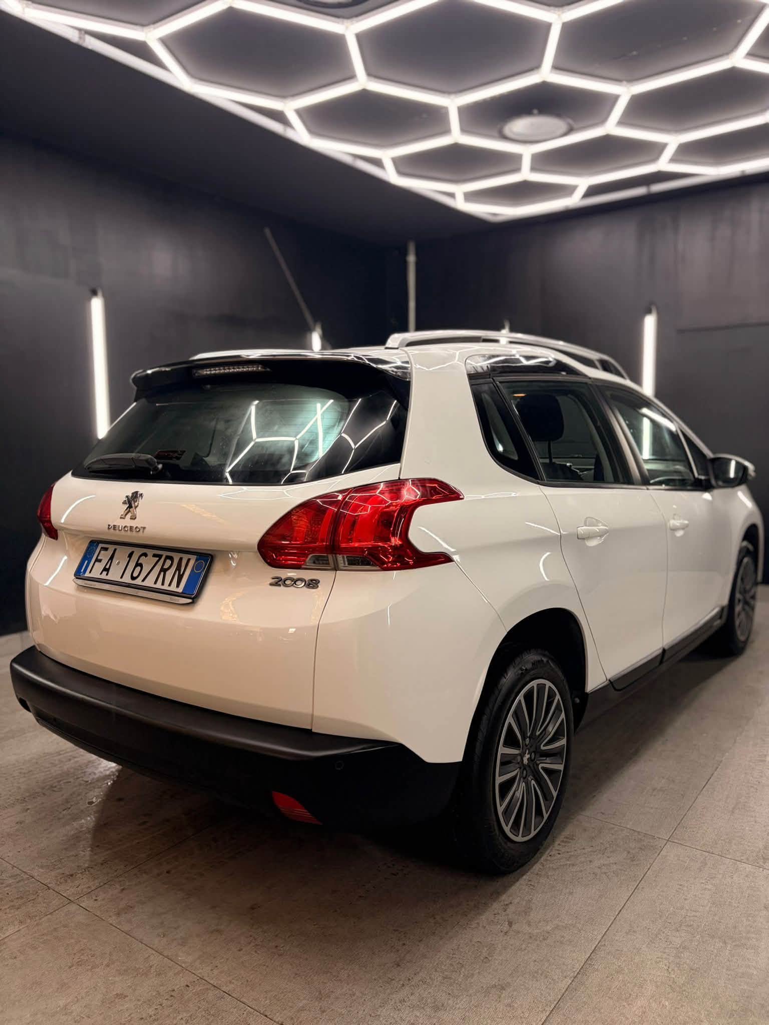 
								PEUGEOT2008 1.2 12v Active 82 CV2015 full									