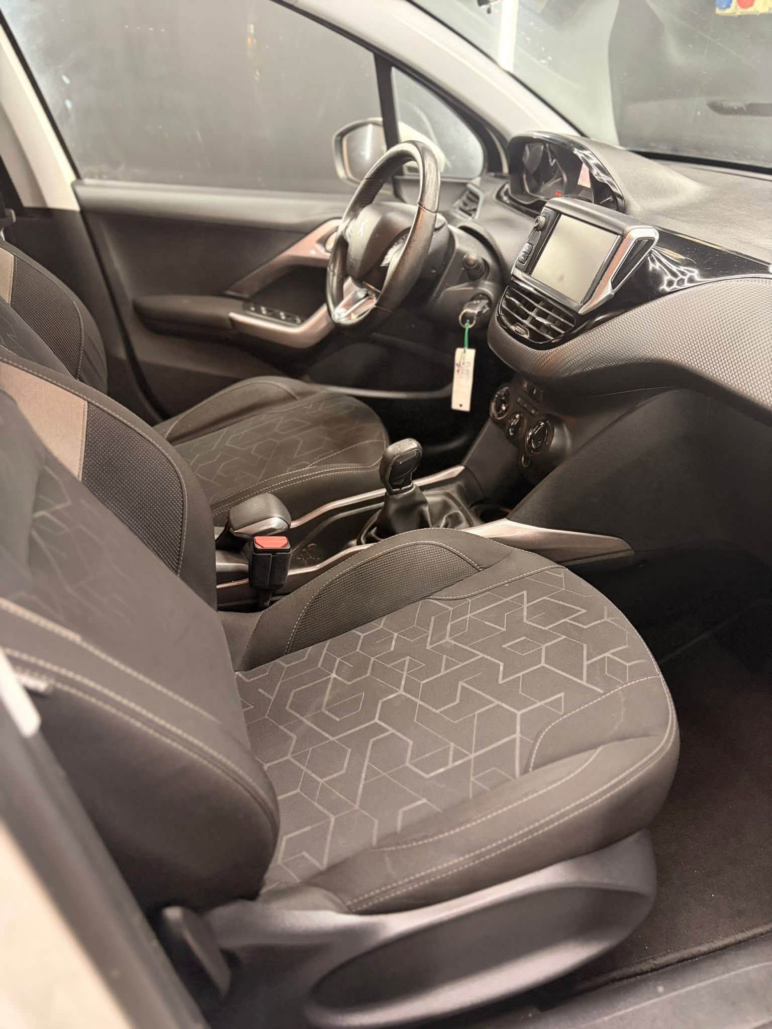 
								PEUGEOT2008 1.2 12v Active 82 CV2015 full									