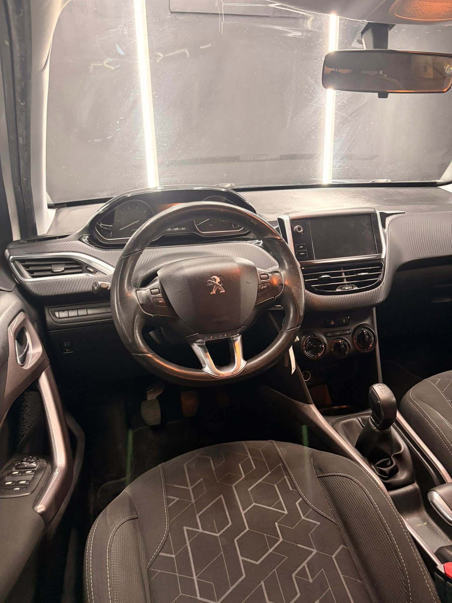 
								PEUGEOT2008 1.2 12v Active 82 CV2015 full									