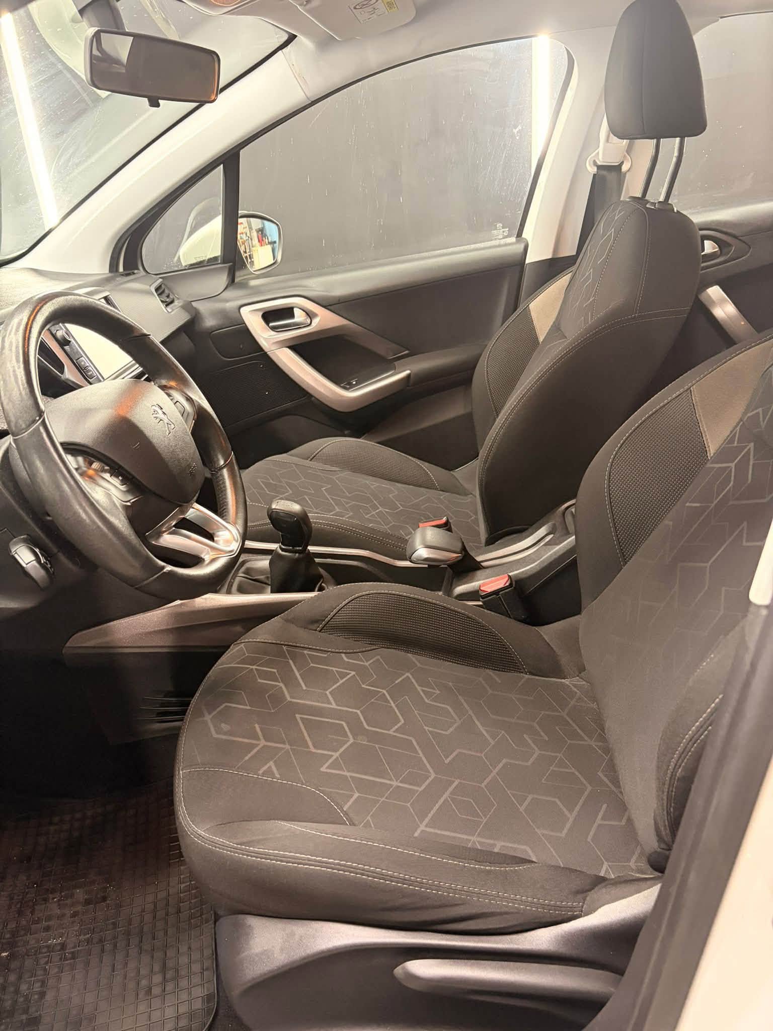 
								PEUGEOT2008 1.2 12v Active 82 CV2015 full									