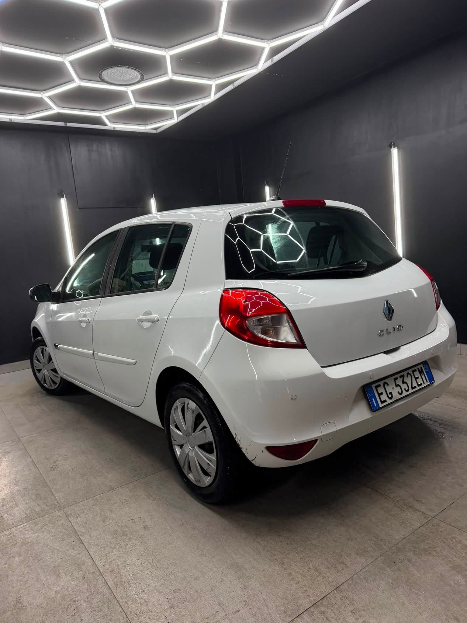 
								RENAULTClio 5p 1.5 dCi Confort 75cv2010 full									