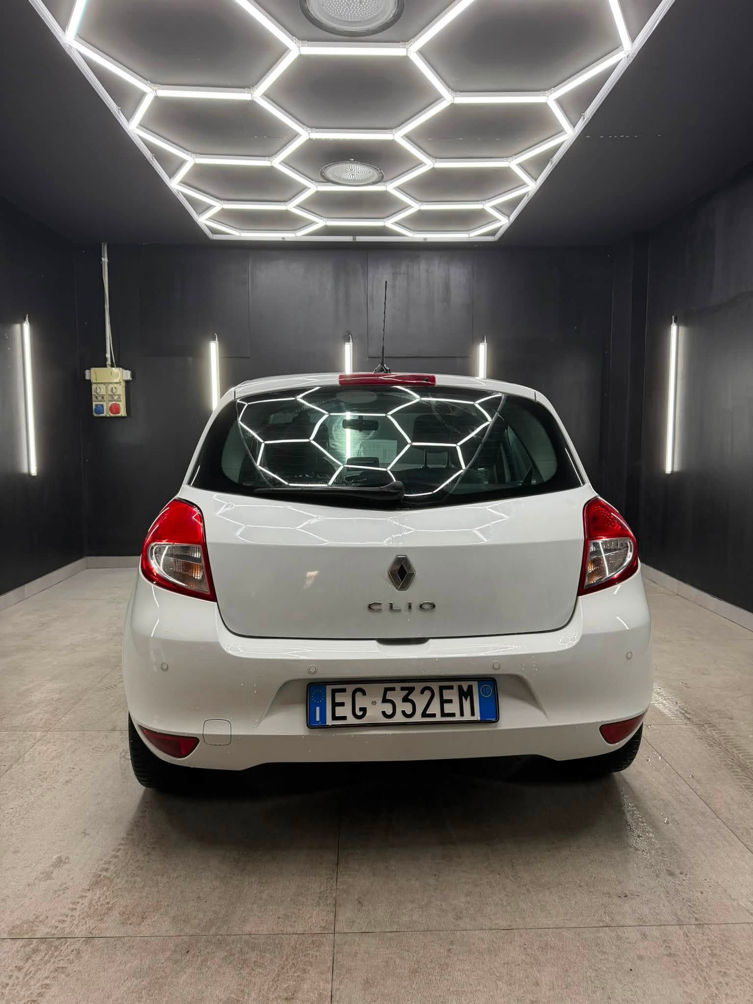 
								RENAULTClio 5p 1.5 dCi Confort 75cv2010 full									