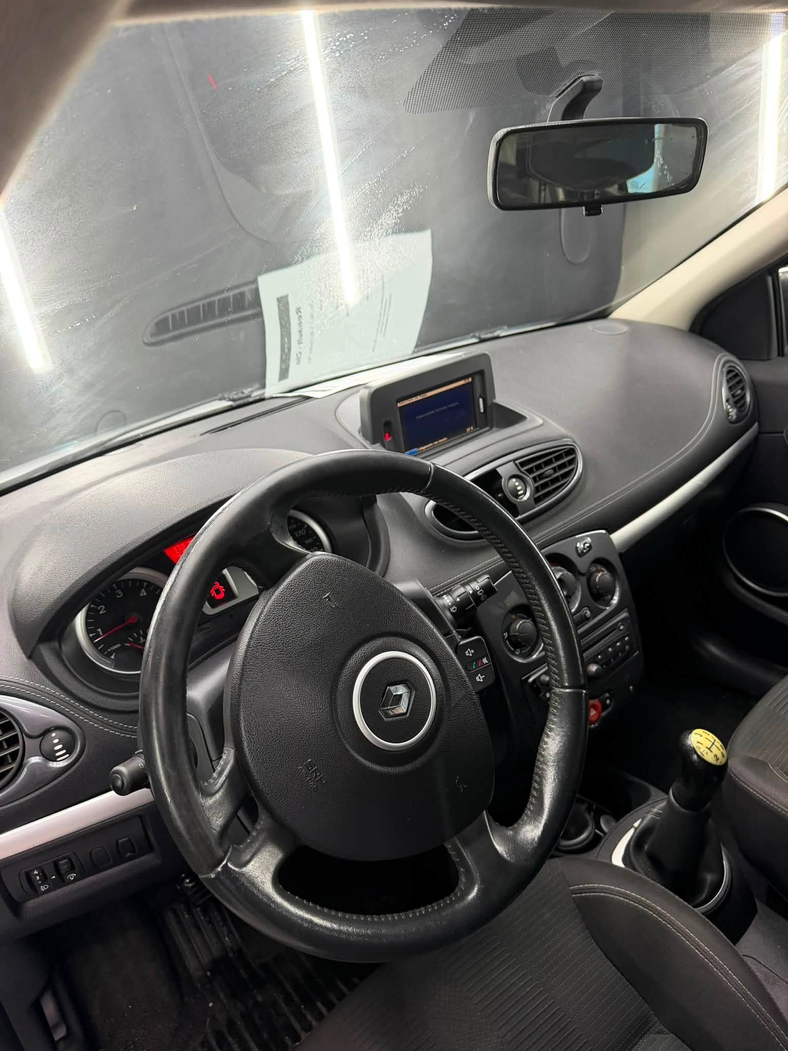 
								RENAULTClio 5p 1.5 dCi Confort 75cv2010 full									