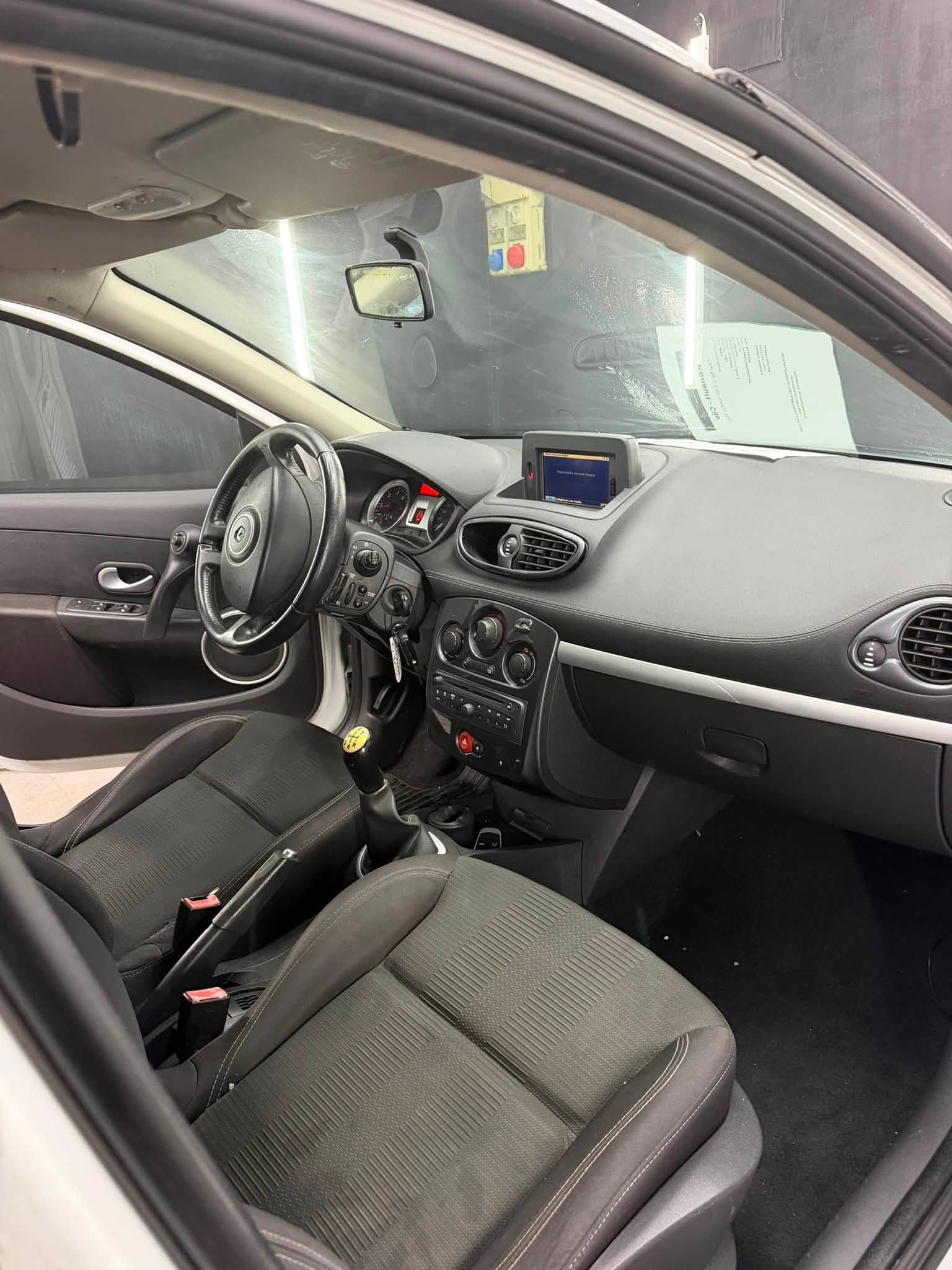
								RENAULTClio 5p 1.5 dCi Confort 75cv2010 full									