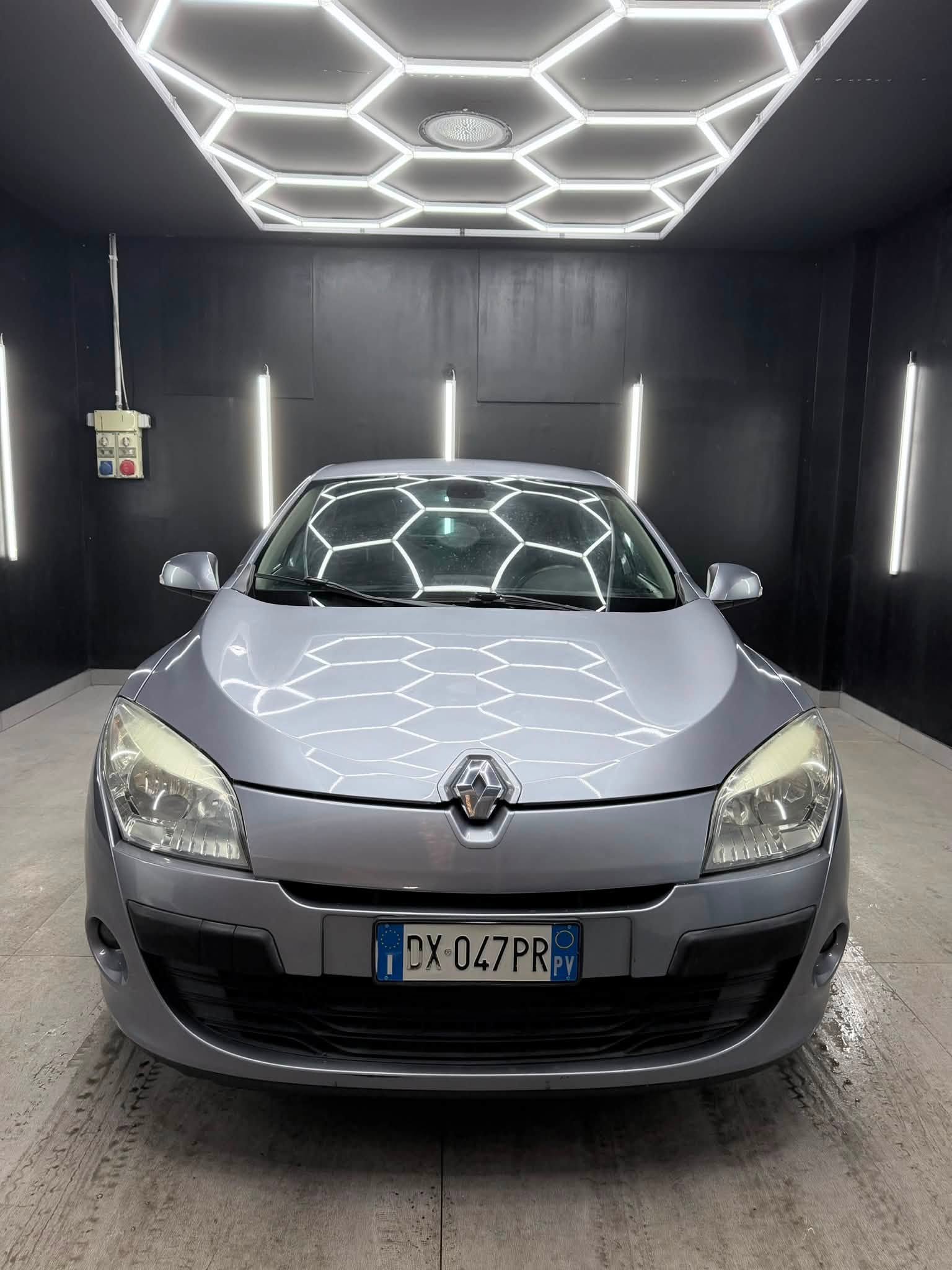 
								RENAULTMegane 1.6 16v Confort full									