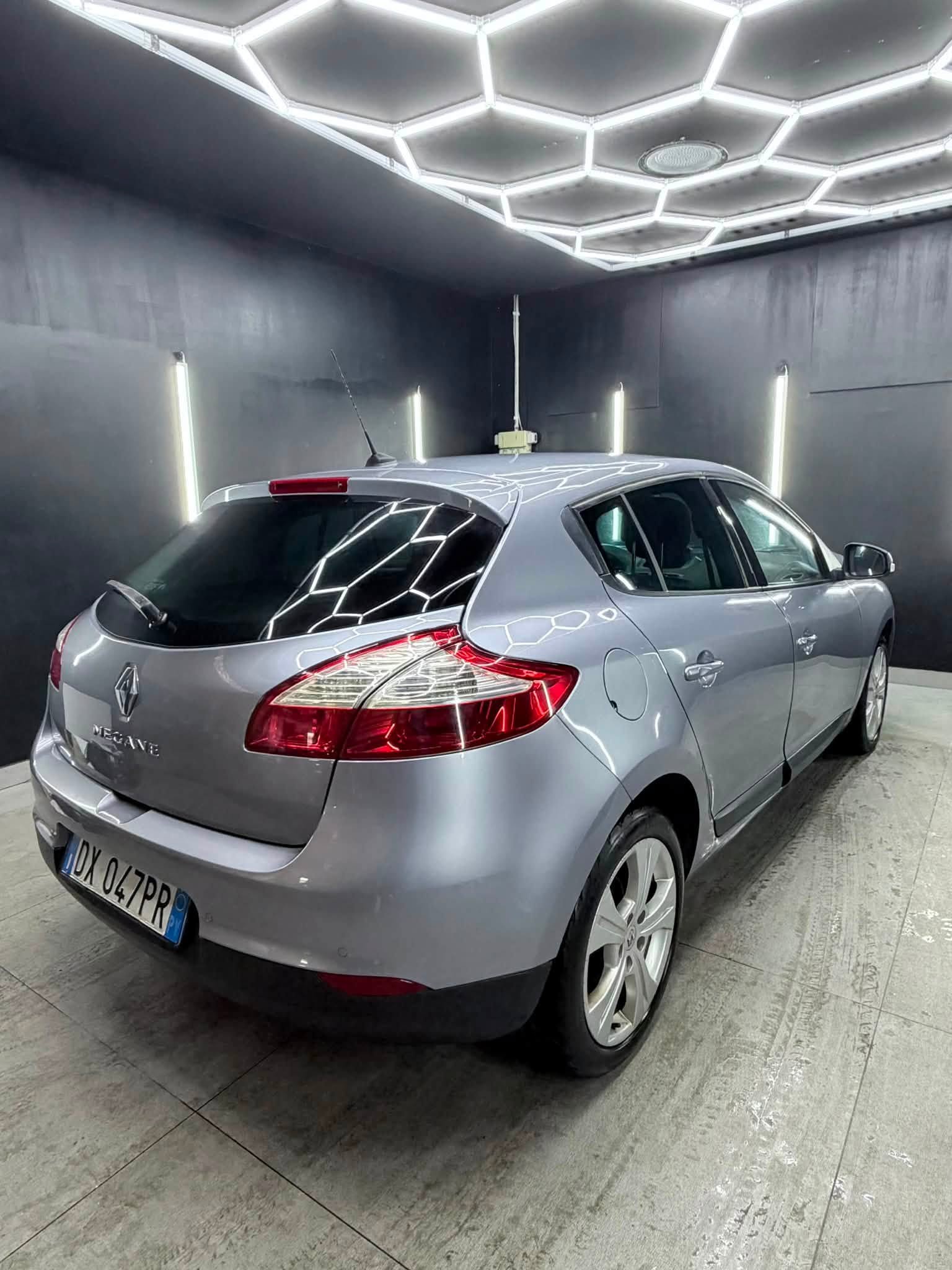 
								RENAULTMegane 1.6 16v Confort full									