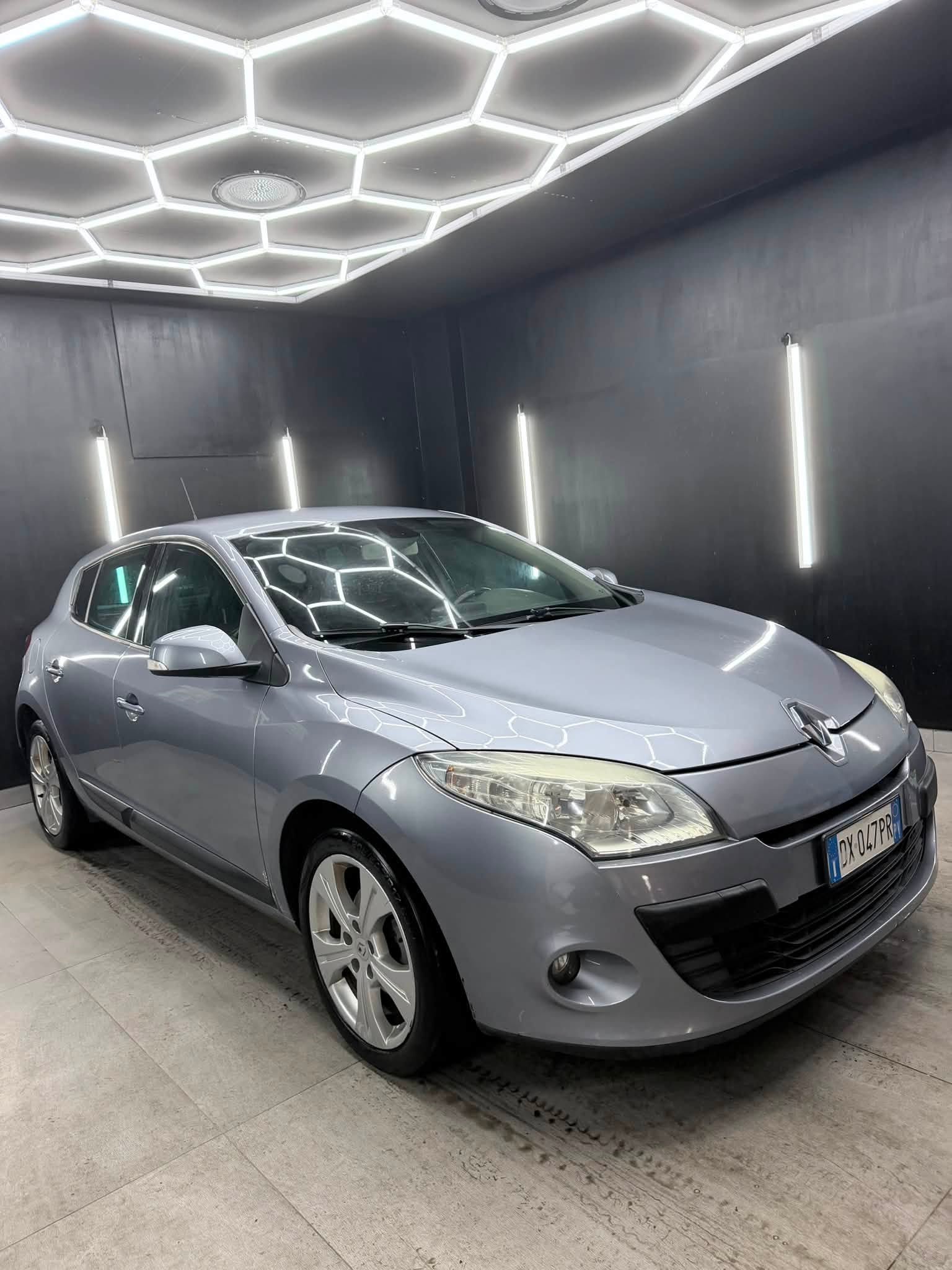 
								RENAULTMegane 1.6 16v Confort full									